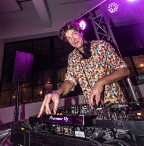 Lees meer over het artikel Feest DJ